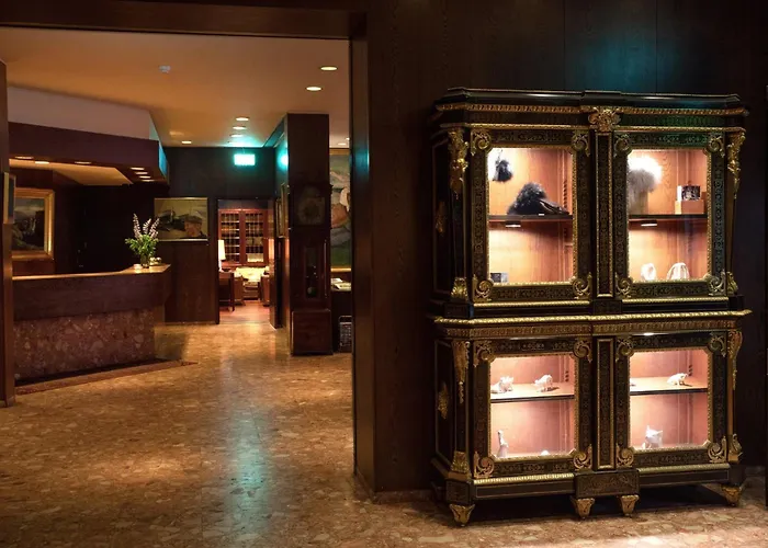 5 star hotel: Hotel Holt - The Art Hotel